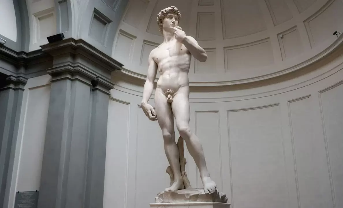 nackter Mann Statue und Penisvergrößerung